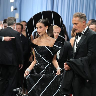 Demi Moore na Met Gali u haljini inspiriranoj kravatom - 1