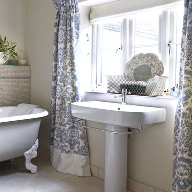 Kupaonice sa zavjesama na prozorima - 8