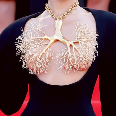 Bella Hadid u Cannesu 2021.