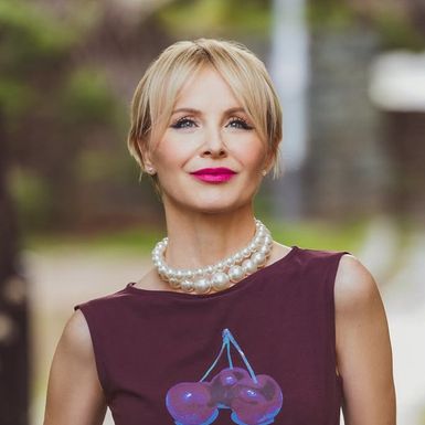 Danijela Martinović u suknji olovka-kroja i salonkama - 3
