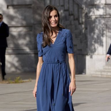 Kraljica Letizia u plavoj haljini  modne kuće Bottega Veneta