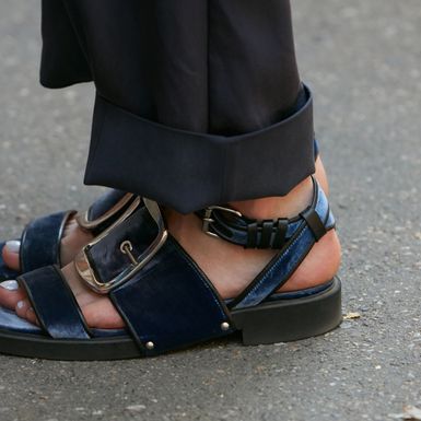 Žena u ravnim sandalama