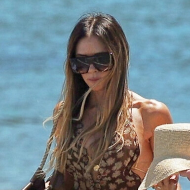 Victoria Beckham u natikačama modne kuće Hermes i maksi haljini - 3