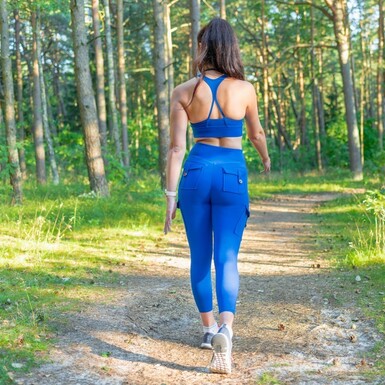 Fit žena hoda u prirodi