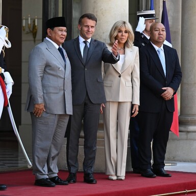 Brigitte Macron u odijelu i štiklama