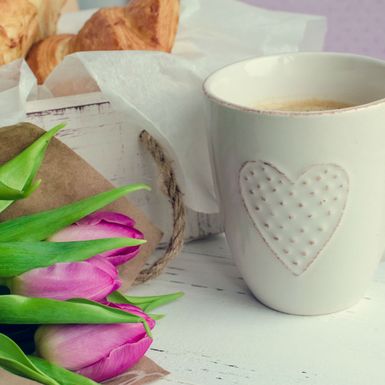 Šalica kave i kroasan