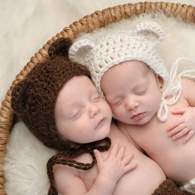 Novorođeni dječak i djevojčica