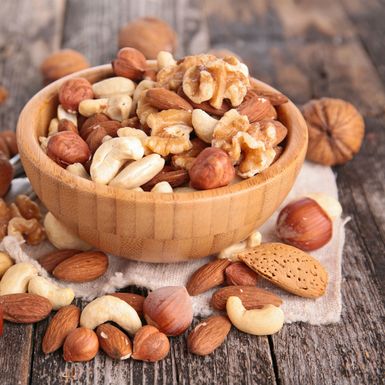 Posuda puna orašastih plodova