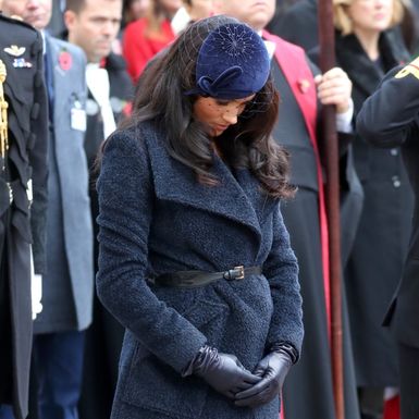 Meghan Markle u visokim crnim čizmama s potpisom Victorije Beckham - 6