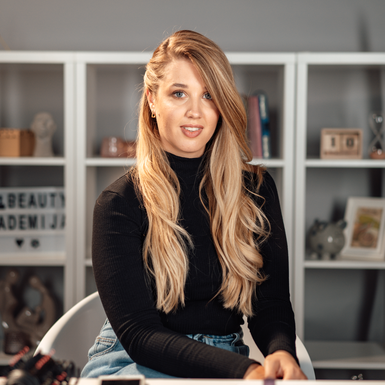 Sjajne lokne i duboki razdjeljak ukrašen ukosnicama