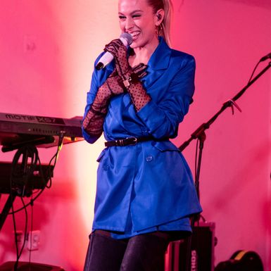 Pjevačica Domenica Žuvela u čizmama do bedara - 1