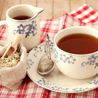 Čaj od korijena bijelog sljeza ublažava grlobolju