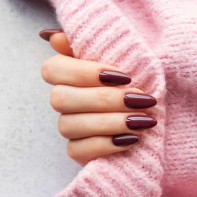 Bordo manikura izgleda sjajno na kratkim i na dugim noktima