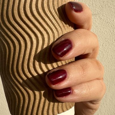 Bordo manikura izgleda sjajno na kratkim i na dugim noktima