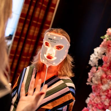 ROX Beauty Maska koristi sedam valnih dužina svjetlosti kako bi se tretirali različiti kožni problemi.