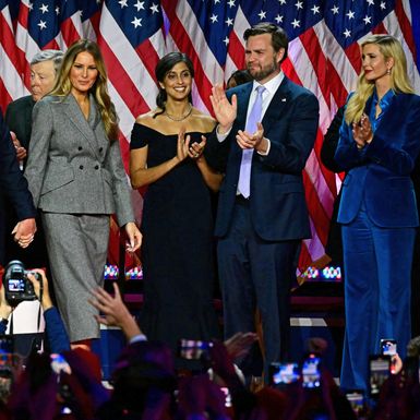 Melania Trump u sivom kostimu i crnim štiklama - 2