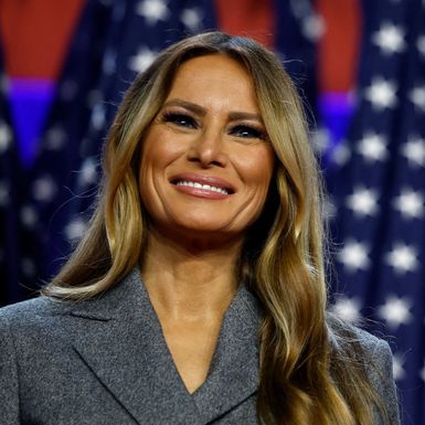 Melania Trump u sivom kostimu i crnim štiklama - 5
