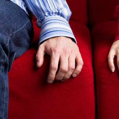 Fizička privrženost ključni je aspekt intimnosti, a može uključivati sve od držanja za ruke do grljenja, maženja i ljubljenja