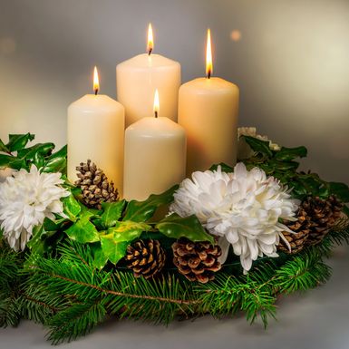 Adventski vijenci ukrašeni cvijećem