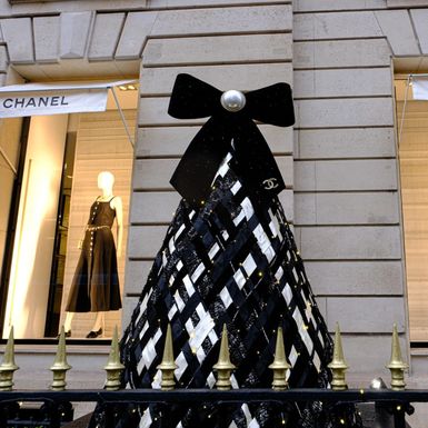 Božićni izlog Chanelove trgovine u Parizu