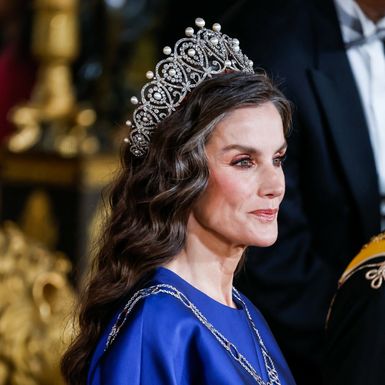 Kraljica Letizia kosu je oblikovala u valove