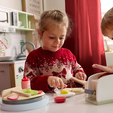 Uz drvene igračke u drvenoj kuhinji djeca dijele zadatke i surađuju