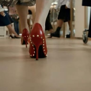 Trailer filma započinje crvenim štiklama