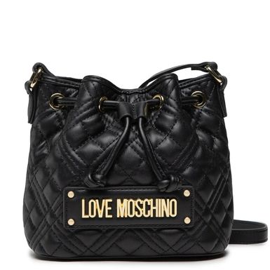Zagrebačka street stylerica nosi torbu brenda Love Moschino