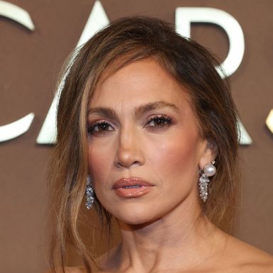 Sve su naglasile i viseće naušnice s biserima i dijamantnim detaljima