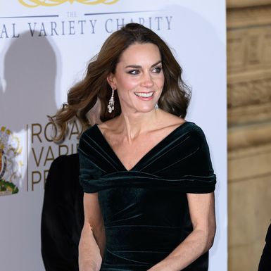 Catherine Middleton u baršunastoj zelenoj haljini modne kuće Talbot Runhof