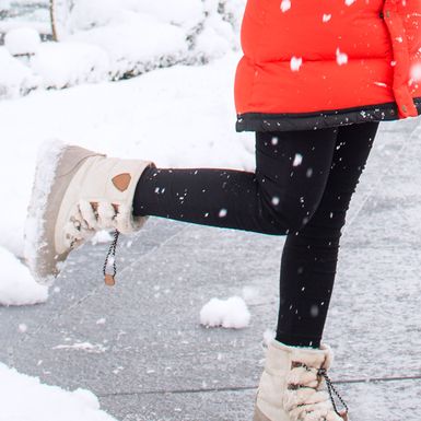 Žena u čizmama na snijegu