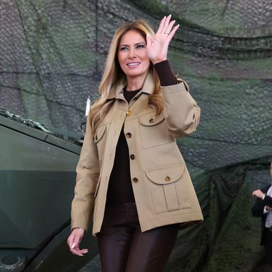 Melania Trump u kožnatim hlačama i gležnjačama od brušene kože - 2