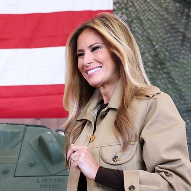 Melania Trump u kožnatim hlačama i gležnjačama od brušene kože - 3