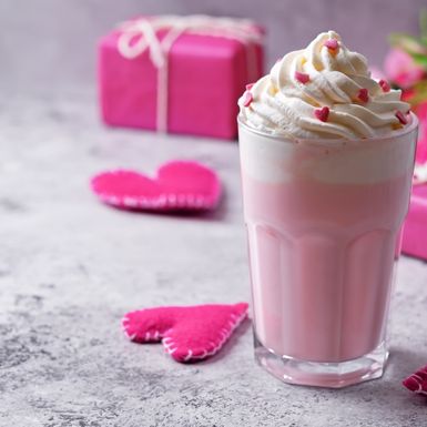 Ružičasta topla čokolada sa šlagom