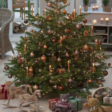 Ukrašavanje doma za Božić smeđim detaljima