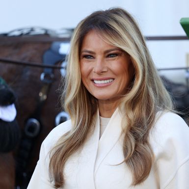 Melania Trump u bijelom kaputu modne kuće Dior i kariranim štiklama Manolo Blahnik - 5