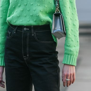 Tamni traper savršeno se slaže s pletivom