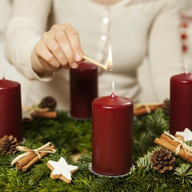 Prva adventska svijeća