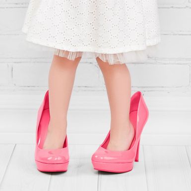 Djevojčica u maminim štiklama