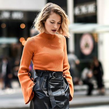 Dolčevita u kombinaciji sa suknjom visokog struka odličan je odabir za dame koje žele dodati centimetre svojoj visini