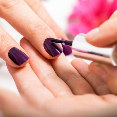 Ljubičasti lak za nokte idealan je izbor za jesenske dane