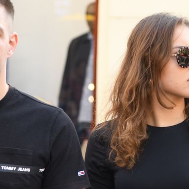 Street stylerica iz Zagreba u suknji s vrlo odvažnim prorezom i nabranim čizmama