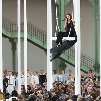 Riley Keough u krletki na Chanelovoj reviji