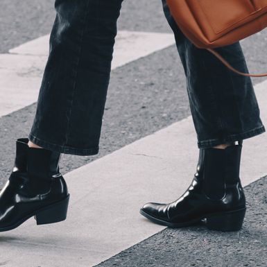 Žena u crnim gležnjačama