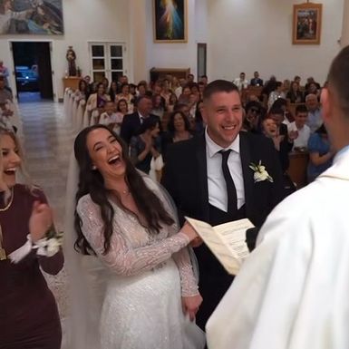 Djevojčica je svojim uzvikom nasmijala mladence i njihove goste