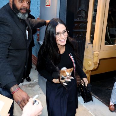 Demi Moore u midi suknji