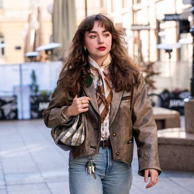 Ema nosi bakinu maramu i second hand outfit