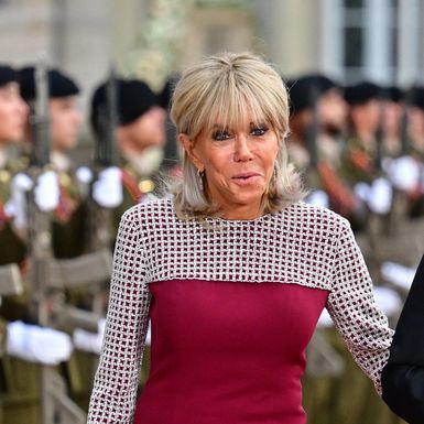 Brigitte Macron u dugoj bordo haljini sa srebrnim detaljima