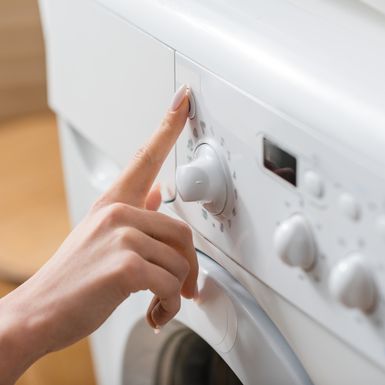 Žena pali perilicu rublja