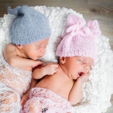 Novorođeni dječak i djevojčica